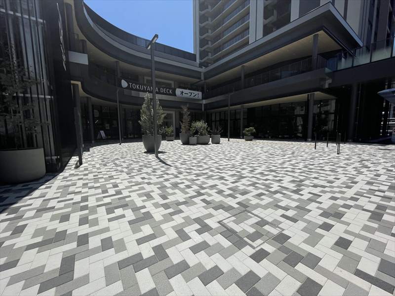 徳山駅前のインターロッキングブロック施工現場です。製品はコレクション