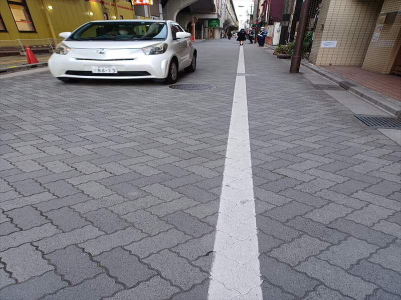 浅草橋駅周辺道路のインターロッキングブロック施工現場です。製品はコレクション