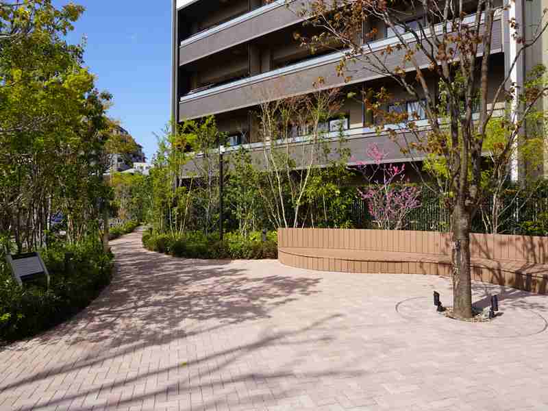 向原集合住宅にある緑道のインターロッキングブロック施工現場です。製品はコレクションG