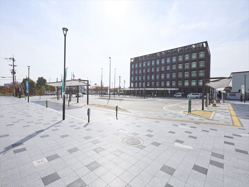 長岡京駅前広場のインターロッキングブロック施工現場です。製品はグランパムストーン