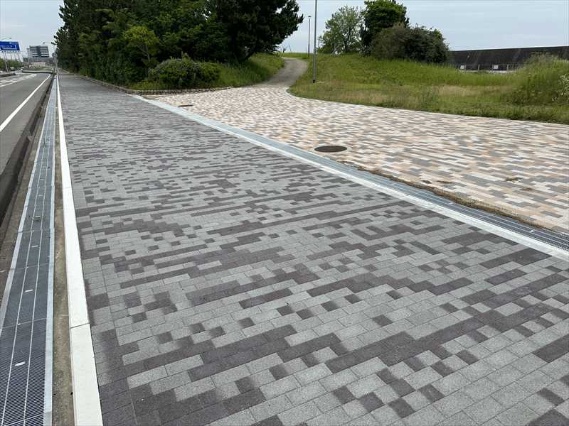 ポートアイランドド第二期西緑地周辺のインターロッキングブロック施工現場です。製品はグランパムH