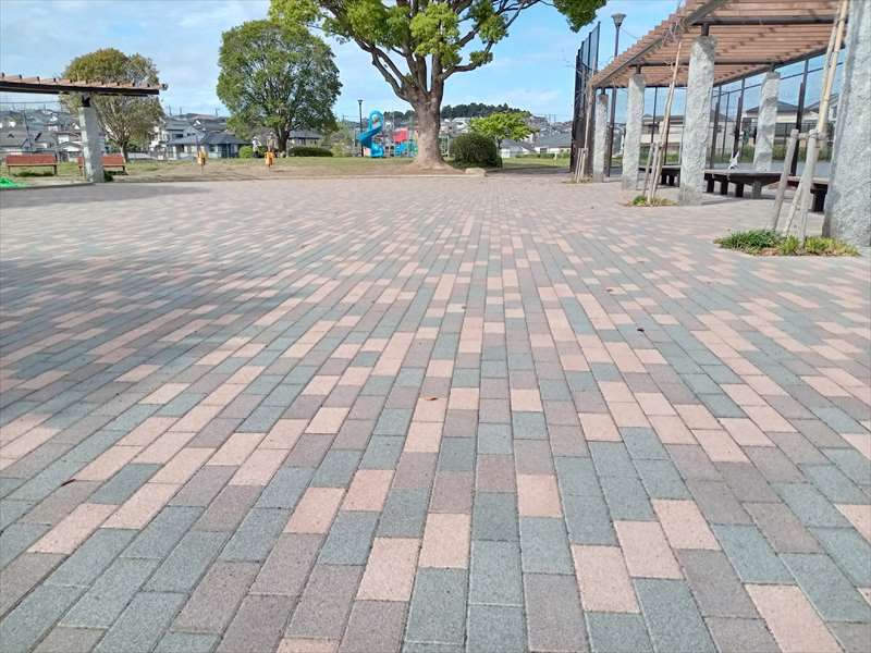 笹野台公園のインターロッキングブロック施工現場です。製品はILT