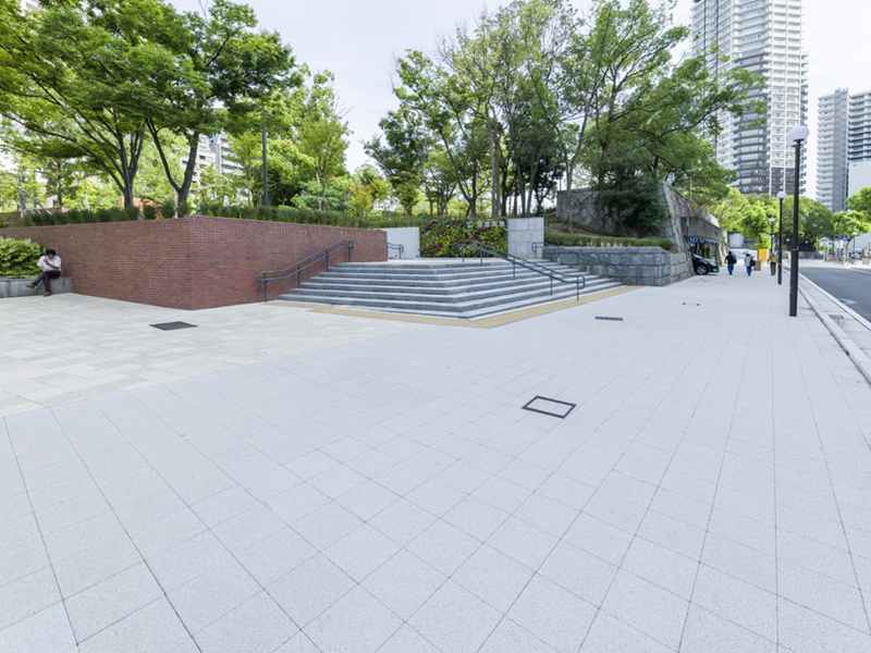 三宮中央区役所 東遊園地付近のインターロッキングブロック施工現場です。製品はユニバーサルFG