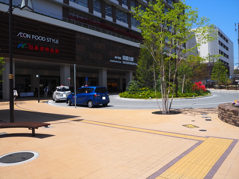神戸電鉄鈴蘭台駅前広場のインターロッキングブロック施工現場です。製品はグランパムH